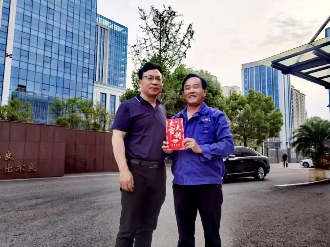 韶山市委市政府領(lǐng)導(dǎo)慰問(wèn)省五一勞動(dòng)獎(jiǎng)?wù)芦@得者