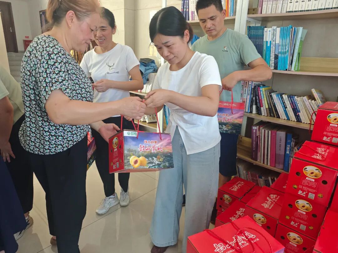 黃桃福利至，助農(nóng)情意濃